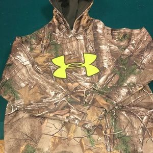 Youth xxl underarmour sweatshirt
